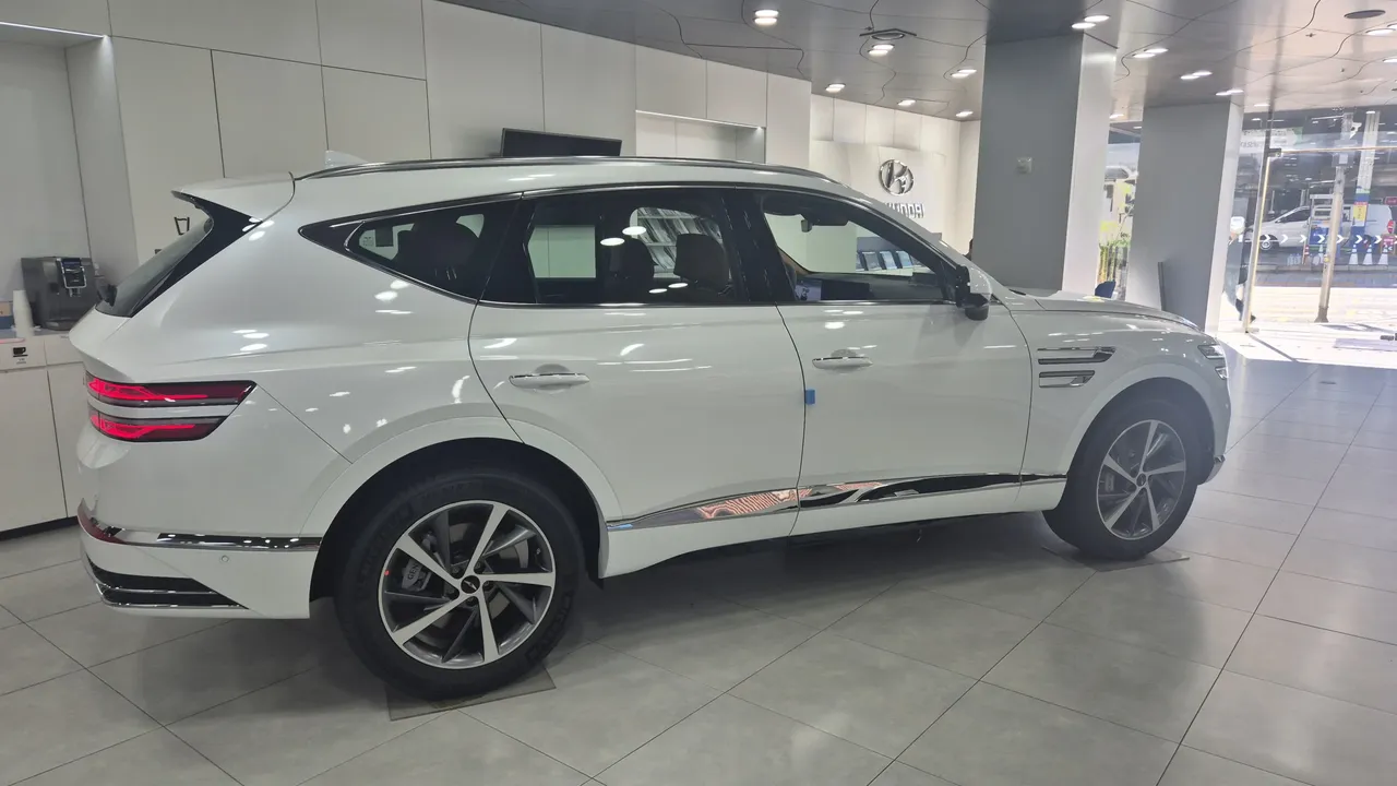 신강남대리점 전시장 제네시스 SUV 측면 모습