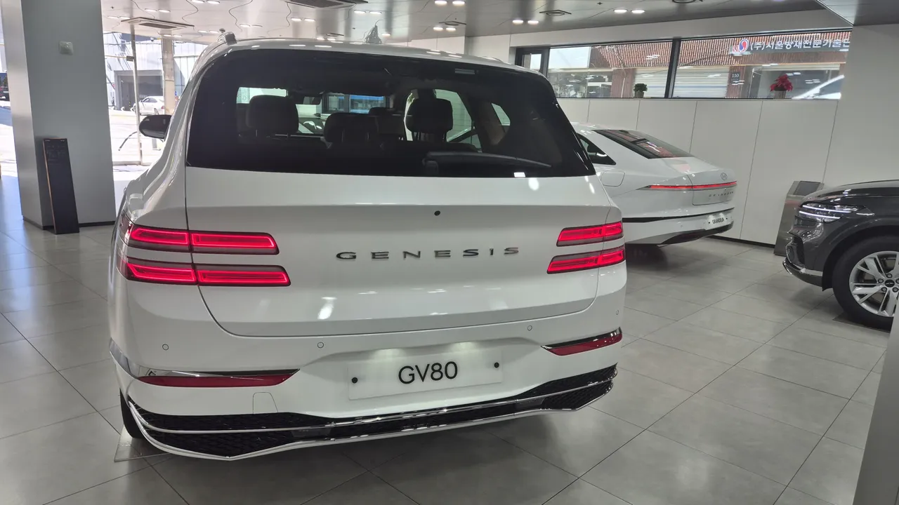 신강남대리점 전시장 제네시스 GV80 후면 모습