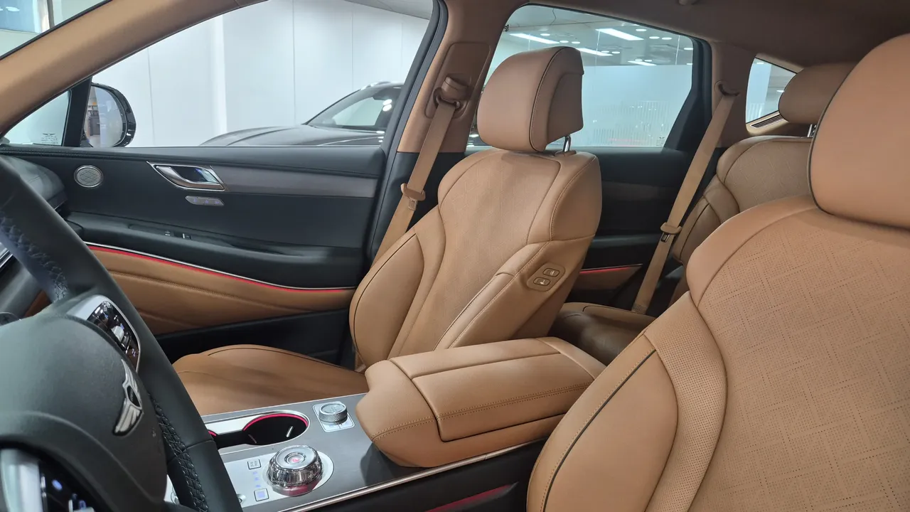 제네시스 SUV 실내 시트와 도어 트림